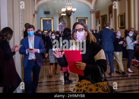 Washington, États-Unis d'Amérique.07ème décembre 2021.Le sénateur américain Kyrsten Sinema (démocrate de l’Arizona) arrive au Sénat lors d’un vote au Capitole des États-Unis à Washington, DC, le mardi 7 décembre 2021.Crédit: Rod Lamkey/CNP/Sipa USA crédit: SIPA USA/Alay Live News Banque D'Images