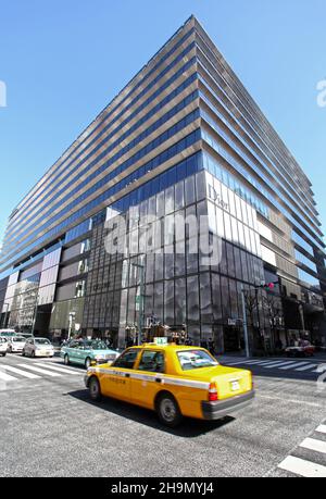 Chuo-dori Ave au coeur de Ginza, Tokyo avec de grands bâtiments, des boutiques de luxe et des restaurants et des personnes marchant dans la rue. Banque D'Images