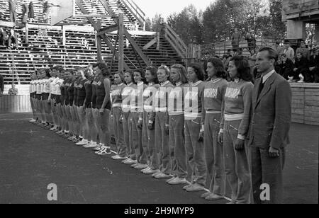 Varsovie, 1948-10-07.DLA uczczenia 30-lecia Akademickiego Zwi¹zku Sportowego (AZS), W dniach 7-10 paŸdziernika, na kortach Wojskowego Klubu Sportowego (WKS) Legia rozegrano miêdzynodowy turny turniej siatkówki i koszykówki (WKS) udzia³em rzykoszykówki i koszykoszykoszeszeszeszyk¿koszywki i koszykoszyk czechos³owackichOD prawej dru¿yny: Wêgierskich koszykarek (akademiczek z Budapaztu), siatkarek z Czechos³owacji, koszykarek z Czechos³owacji. mw PAPVarsovie, le 7 octobre 1948.Le tournoi international de volley-ball et de basket-ball, avec la participation des meilleures équipes hongroises et tchèques, a eu lieu au SpO militaire Legia Banque D'Images