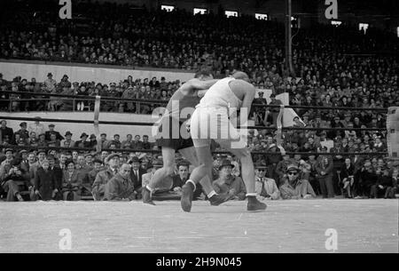 Varsovie, 1948-10-10.Z okazji czwartej rocznicy istnienia Milicji Obywatelskiej odby³y siê zawody bokserskie na stadionie Wojskowego Klubu Sportowego Legia.Gwardia Warszawa walczy³a z reprezentacj¹ Gwardii z prowincji, opart¹ na by³ym Milicyjnym Klubie Sportwym Gdañsk.Sêdziowa³ kpt.Julian Neuding.Wygra³a Varsovie 10:4.Siatkowski wygra³ z Gignalem, Sobkowiak wypunktowa³ Wierzbickiego, Kukulak przegra³ z Ratajakiem, Komuda przegra³ na punkty z Antkiewiczem, Majewski pokona³ Iwañskiego, Kolczyñski wygra³ z Kwiatkowskim, Archacki wypunktowa³ Ruckiego.NZ. na ringu Komuda z Gwardii (P) kontr Banque D'Images