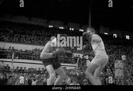 Varsovie, 1948-10-10.Z okazji czwartej rocznicy istnienia Milicji Obywatelskiej odby³y siê zawody bokserskie na stadionie Wojskowego Klubu Sportowego Legia.Gwardia Warszawa walczy³a z reprezentacj¹ Gwardii z prowincji, opart¹ na by³ym Milicyjnym Klubie Sportwym Gdañsk.Sêdziowa³ kpt.Julian Neuding.Wygra³a Varsovie 10:4.NZ. na ringu Komuda z Gwardii (P) kontra Aleksy Antkiewicz, pojedynek W wadze lekkiej. mw PAPVarsovie, le 10 octobre 1948.Un concours de boxe a eu lieu pour marquer le 4e anniversaire de Citizens Milice Mo à Legia, le club de sport militaire.Gwardia Warszawa a combattu avec une provin Banque D'Images