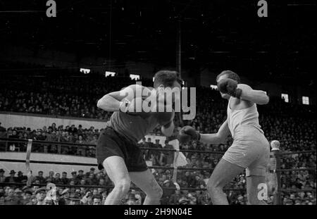 Varsovie, 1948-10-10.Z okazji czwartej rocznicy istnienia Milicji Obywatelskiej odby³y siê zawody bokserskie na stadionie Wojskowego Klubu Sportowego Legia.Gwardia Warszawa walczy³a z reprezentacj¹ Gwardii z prowincji, opart¹ na by³ym Milicyjnym Klubie Sportwym Gdañsk.Sêdziowa³ kpt.Julian Neuding.Wygra³a Varsovie 10:4.NZ. na ringu Komuda z Gwardii (P) kontra Aleksy Antkiewicz, pojedynek W wadze lekkiej. mw PAPVarsovie, le 10 octobre 1948.Un concours de boxe a eu lieu pour marquer le 4e anniversaire de Citizens Milice Mo à Legia, le club de sport militaire.Gwardia Warszawa a combattu avec une provin Banque D'Images