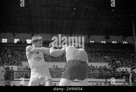 Varsovie, 1948-10-10.Z okazji czwartej rocznicy istnienia Milicji Obywatelskiej odby³y siê zawody bokserskie na stadionie Wojskowego Klubu Sportowego Legia.Gwardia Warszawa walczy³a z reprezentacj¹ Gwardii z prowincji, opart¹ na by³ym Milicyjnym Klubie Sportwym Gdañsk.Sêdziowa³ kpt.Julian Neuding.Wygra³a Varsovie 10:4.NZ. na ringu Komuda z Gwardii (L) kontra Aleksy Antkiewicz, pojedynek W wadze lekkiej. mw PAPVarsovie, le 10 octobre 1948.Un concours de boxe a eu lieu pour marquer le 4e anniversaire de Citizens Milice Mo à Legia, le club de sport militaire.Gwardia Warszawa a combattu avec une provin Banque D'Images