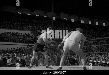 Varsovie, 1948-10-10.Z okazji czwartej rocznicy istnienia Milicji Obywatelskiej odby³y siê zawody bokserskie na stadionie Wojskowego Klubu Sportowego Legia.Gwardia Warszawa walczy³a z reprezentacj¹ Gwardii z prowincji, opart¹ na by³ym Milicyjnym Klubie Sportwym Gdañsk.Sêdziowa³ kpt.Julian Neuding.Wygra³a Varsovie 10:4.NZ. na ringu Komuda z Gwardii (P) kontra Aleksy Antkiewicz, pojedynek W wadze lekkiej. mw PAPVarsovie, le 10 octobre 1948.Un concours de boxe a eu lieu pour marquer le 4e anniversaire de Citizens Milice Mo à Legia, le club de sport militaire.Gwardia Warszawa a combattu avec une provin Banque D'Images