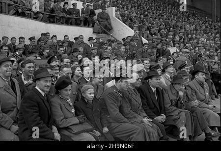 Varsovie, 1948-10-10.Z okazji czwartej rocznicy istnienia Milicji Obywatelskiej odby³y siê zawody bokserskie na stadionie Wojskowego Klubu Sportowego Legia.Gwardia Warszawa walczy³a z reprezentacj¹ Gwardii z prowincji, opart¹ na by³ym Milicyjnym Klubie Sportwym Gdañsk.Sêdziowa³ kpt.Julian Neuding.Wygra³a Varsovie 10:4.NZ. mimo zimna, zawodnikom kibicowa³o ponad 10 tys. Widzów. mw PAPVarsovie, le 10 octobre 1948.Un concours de boxe a eu lieu pour marquer le 4e anniversaire de Citizens Milice Mo à Legia, le club de sport militaire.Gwardia Warszawa a combattu avec une équipe provinciale de Gwardia formée de Banque D'Images