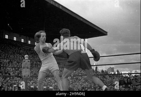 Varsovie, 1948-10-10.Z okazji czwartej rocznicy istnienia Milicji Obywatelskiej odby³y siê zawody bokserskie na stadionie Wojskowego Klubu Sportowego Legia.Gwardia Warszawa walczy³a z reprezentacj¹ Gwardii z prowincji, opart¹ na by³ym Milicyjnym Klubie Sportwym Gdañsk.Sêdziowa³ kpt.Julian Neuding.Wygra³a Varsovie 10:4.NZ. na ringu Komuda z Gwardii (L) kontra Aleksy Antkiewicz, pojedynek W wadze lekkiej. mw PAPVarsovie, le 10 octobre 1948.Un concours de boxe a eu lieu pour marquer le 4e anniversaire de Citizens Milice Mo à Legia, le club de sport militaire.Gwardia Warszawa a combattu avec une provin Banque D'Images