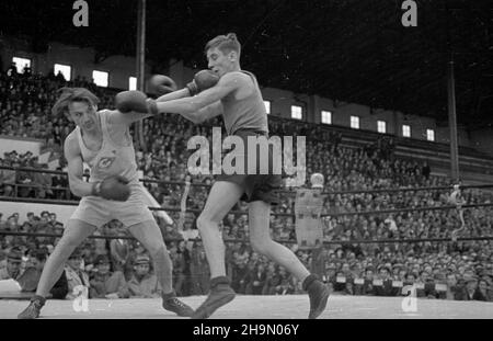 Varsovie, 1948-10-10.Z okazji czwartej rocznicy istnienia Milicji Obywatelskiej odby³y siê zawody bokserskie na stadionie Wojskowego Klubu Sportowego Legia.Gwardia Warszawa walczy³a z reprezentacj¹ Gwardii z prowincji, opart¹ na by³ym Milicyjnym Klubie Sportwym Gdañsk.Sêdziowa³ kpt.Julian Neuding.Wygra³a Varsovie 10:4. mw PAPVarsovie, le 10 octobre 1948.Un concours de boxe a eu lieu pour marquer le 4e anniversaire de Citizens Milice Mo à Legia, le club de sport militaire.Gwardia Warszawa a combattu avec une équipe provinciale de Gwardia formée de l'ancien club sportif de Milice Gdansk.Arbitre Capitaine Julian ne Banque D'Images