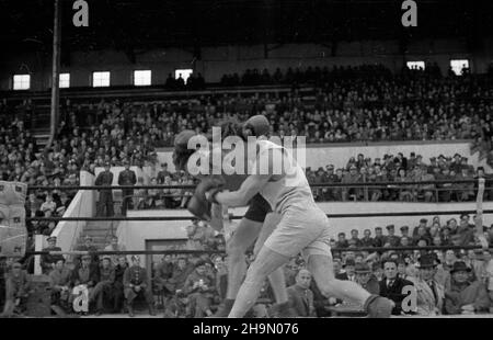 Varsovie, 1948-10-10.Z okazji czwartej rocznicy istnienia Milicji Obywatelskiej odby³y siê zawody bokserskie na stadionie Wojskowego Klubu Sportowego Legia.Gwardia Warszawa walczy³a z reprezentacj¹ Gwardii z prowincji, opart¹ na by³ym Milicyjnym Klubie Sportwym Gdañsk.Sêdziowa³ kpt.Julian Neuding.Wygra³a Varsovie 10:4. mw PAPVarsovie, le 10 octobre 1948.Un concours de boxe a eu lieu pour marquer le 4e anniversaire de Citizens Milice Mo à Legia, le club de sport militaire.Gwardia Warszawa a combattu avec une équipe provinciale de Gwardia formée de l'ancien club sportif de Milice Gdansk.Arbitre Capitaine Julian ne Banque D'Images