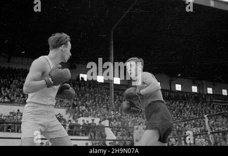 Varsovie, 1948-10-10.Z okazji czwartej rocznicy istnienia Milicji Obywatelskiej odby³y siê zawody bokserskie na stadionie Wojskowego Klubu Sportowego Legia.Gwardia Warszawa walczy³a z reprezentacj¹ Gwardii z prowincji, opart¹ na by³ym Milicyjnym Klubie Sportwym Gdañsk.Sêdziowa³ kpt.Julian Neuding.Wygra³a Varsovie 10:4. mw PAPVarsovie, le 10 octobre 1948.Un concours de boxe a eu lieu pour marquer le 4e anniversaire de Citizens Milice Mo à Legia, le club de sport militaire.Gwardia Warszawa a combattu avec une équipe provinciale de Gwardia formée de l'ancien club sportif de Milice Gdansk.Arbitre Capitaine Julian ne Banque D'Images