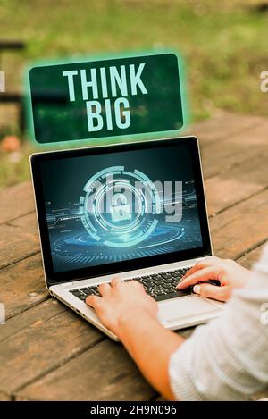 Légende conceptuelle : « Think Big ».Concept d'affaires pour planifier quelque chose de haute valeur pour les soi-même ou pour la préparation ordinateur portable placé sur la table Banque D'Images