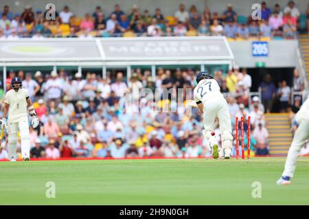 Rory Burns, rejeté par Mitchell Starc dans la première balle du match Banque D'Images