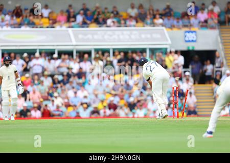 Rory Burns, rejeté par Mitchell Starc dans la première balle du match Banque D'Images