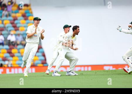 Brisbane, Royaume-Uni.27 octobre 2021.Rory Burns, rejeté par Mitchell Starc lors de la première balle du match à Brisbane, Royaume-Uni, le 10/27/2021.(Photo de Patrick Hoelscher/News Images/Sipa USA) crédit: SIPA USA/Alay Live News Banque D'Images