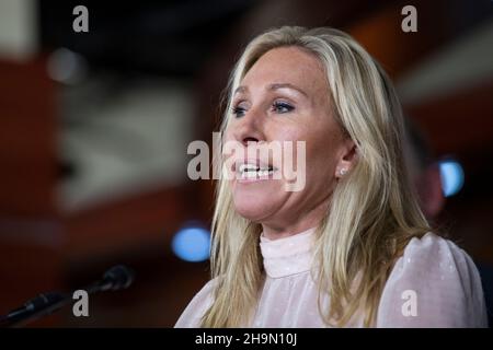 La représentante des États-Unis Marjorie Taylor Greene (républicaine de Géorgie) fait des remarques lors d'une conférence de presse sur le traitement des accusés du 6 janvier à la prison de DC, au Capitole des États-Unis à Washington, DC, le mardi 7 décembre 2021.Crédit : Rod Lamkey/CNP Banque D'Images