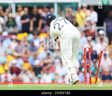 Rory Burns, rejeté par Mitchell Starc dans la première balle du match. Banque D'Images