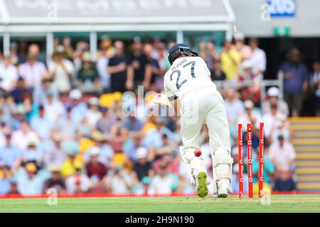 Rory Burns, rejeté par Mitchell Starc dans la première balle du match Banque D'Images