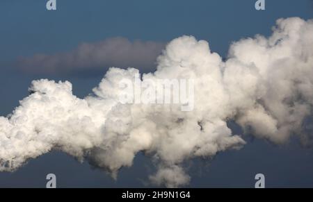 Vapeur de l'usine au lever du soleil en hiver . Banque D'Images