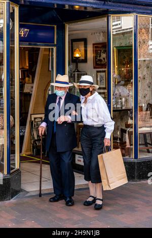 Un couple âgé portant des masques de visage Shopping dans High Street, Lewes, East Sussex, Royaume-Uni. Banque D'Images