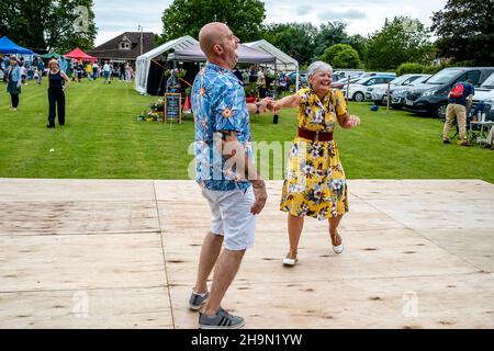 Les habitants de la région dansent et rient au Nutley Village Fete, Nutley, East Sussex, Royaume-Uni. Banque D'Images