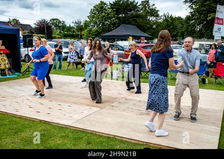 Les habitants de la région dansent au Nutley Village Fete, Nutley, East Sussex, Royaume-Uni. Banque D'Images