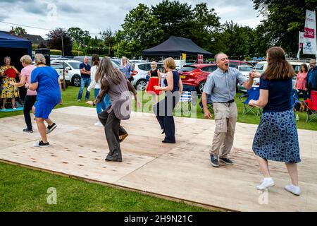 Les habitants de la région dansent au Nutley Village Fete, Nutley, East Sussex, Royaume-Uni. Banque D'Images