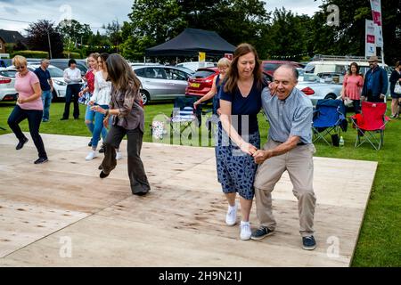 Les habitants de la région dansent au Nutley Village Fete, Nutley, East Sussex, Royaume-Uni. Banque D'Images