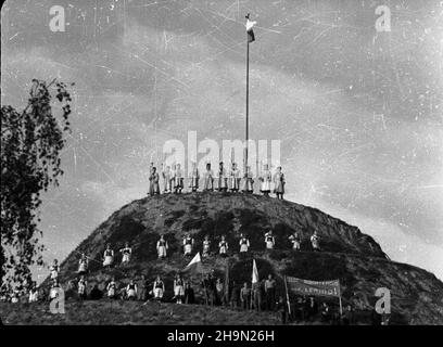 Cracovie, 1948-10-12.Obchody rocznicy bitwy pod Lenino (12-13 paŸdziernika 1943).Programme uroczystoœci obejmowa³ m.in. Prace przy rozbiórce poaustriackiego fortu okalaj¹cego kopiec Koœciuszki, wmurowanie kamienia wêgielnego pod internat dla m³odzie¿y i stadion im.Général Karola Œwierczewskiego, na budowê których mia³y byæ u¿yte ceg³y z fortu. uu PAPCracovie, le 12 octobre 1948.Cérémonies marquant l'anniversaire de la bataille de Lenino (oct12-13, 1943).L'ordre du jour des cérémonies prévoyait le démantèlement du fort post-autrichien qui surcoulait la plaie de Kosciuszko, la pose d'une pierre angulaire Banque D'Images