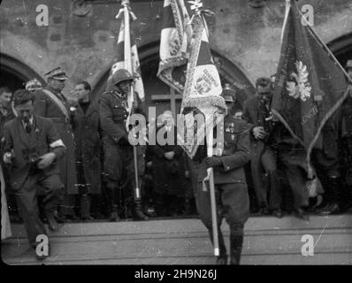 Cracovie, 1948-10-12.Obchody rocznicy bitwy pod Lenino (12-13 paŸdziernika 1943), podczas których udekorowano sztandar Pierwszej Dywizji Piechoty Krzy¿ami Grunwaldu II klasy i Virtuti Militari V klasy oraz wrêczono krakowskim jedkom stkostkowomy sk³adek spo³ecznych.W uroczystoœciach wzi¹³ udzia³ dowódca krakowskiego okrêgu wojskowego gen. Dywizji Stefan Mossor (nz.4L). uu PAPCracovie, le 12 octobre 1948.Cérémonies marquant l'anniversaire de la bataille de Lenino (oct12-13, 1943) au cours de laquelle la bannière de la 1ère Division d'Infrantry de Kosciuszko a été décorée de la Croix de G. Banque D'Images