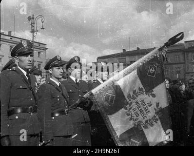 Cracovie, 1948-10-12.Obchody rocznicy bitwy pod Lenino (12-13 paŸdziernika 1943), podczas których udekorowano sztandar Pierwszej Dywizji Piechoty Krzy¿ami Grunwaldu II klasy i Virtuti Militari V klasy oraz wrêczono krakowskim jedkom stkostkowomy sk³adek spo³ecznych.W uroczystoœciach wzi¹³ udzia³ dowódca krakowskiego okrêgu wojskowego gen. Dywizji Stefan Mossor. uu PAPCracovie, le 12 octobre 1948.Cérémonies marquant l'anniversaire de la bataille de Lenino (oct12-13, 1943) au cours de laquelle la bannière de la 1ère Division d'Infrantry de Kosciuszko a été décorée de la Croix de Grunwald o Banque D'Images