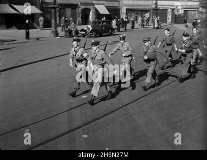 Cracovie, 1948-10-12.Obchody rocznicy bitwy pod Lenino (12-13 paŸdziernika 1943).Trzydzieœci tysiêcy m³odzie¿y z Krakowa i okolic, z cz³onkami brygad Powszechnej Organizacji S³u¿ba Polsce na czele, wziê³o udzia³ W marszu wytrzyma³oœciowym i defiladzie okolicznoœciowej ulicami miasta.NZ. Marsz wytrzyma³oœciowy junaków SP. uu PAPCracovie, le 12 octobre 1948.Cérémonies marquant l'anniversaire de la bataille de Lenino (12-13 octobre 1943).30,000 jeunes de Cracovie et des localités voisines, conduits par des membres des brigades du Service de l'Organisation de masse en Pologne, ont participé à une marche d'endurance a Banque D'Images