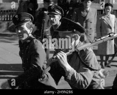 Cracovie, 1948-10-12.Obchody rocznicy bitwy pod Lenino (12-13 paŸdziernika 1943).Trzydzieœci tysiêcy m³odzie¿y z Krakowa i okolic, z cz³onkami brygad Powszechnej Organizacji S³u¿ba Polsce na czele, wziê³o udzia³ W marszu wytrzyma³oœciowym i defiladzie okolicznoœciowej ulicami miasta.NZ. Marsz wytrzyma³oœciowy junaków SP. uu PAPCracovie, le 12 octobre 1948.Cérémonies marquant l'anniversaire de la bataille de Lenino (12-13 octobre 1943).30,000 jeunes de Cracovie et des localités voisines, dirigés par des membres des brigades du Service de l'Organisation de masse en Pologne, ont participé à une marche d'endurance Banque D'Images