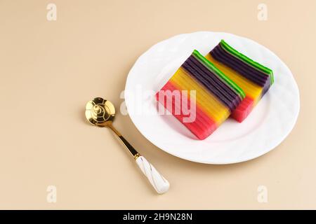 Kue Lapis ou Kue Pepe ou Rainbow sticky Layer gâteau, dessert traditionnel indonésien à base de farine de riz et de lait de coco, cuit à la vapeur couche par couche. Banque D'Images