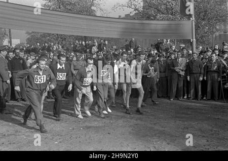 Varsovie, 1948-10-17.W rocznicê bitwy pod Lenino W ca³ym kraju odby³y siê masowe marsze pod has³em M³odzie¿ Polski maszeruje szlakami zwyciêstw bratnich Armii Radzieckiej i Polskiej.Warszawski marsz zgromadzi³ ponad 10 tysiêcy osób i odbywa³ siê na dystansach: 3, 5 i 10 mithów, od Pomnika Polsko-Radzieckiego Braterstwa Broni na ul.Targowej, do Grobu Nieznanego ¯o³nierza przy placu Zwyciêstwa.NZ. Start marszu seniorów na 10 milletrów.Wœród zawodników m.in. Zdobywca II miejsca G³uszcz (n° 658), zdobywca III miejsca Gandys (n° 660), Stanis³aw Boniecki (n° 662, obok Gandysa). pap pw Banque D'Images