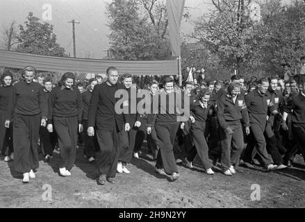 Varsovie, 1948-10-17.W rocznicê bitwy pod Lenino W ca³ym kraju odby³y siê masowe marsze pod has³em M³odzie¿ Polski maszeruje szlakami zwyciêstw bratnich Armii Radzieckiej i Polskiej.Warszawski marsz zgromadzi³ ponad 10 tysiêcy osób i odbywa³ siê na dystansach: 3, 5 i 10 mithów, od Pomnika Polsko-Radzieckiego Braterstwa Broni na ul.Targowej, do Grobu Nieznanego ¯o³nierza przy placu Zwyciêstwa NZ. Start marszu sportowców na 10 mitetrów, wœród nich m.in. w pierwszym rzêdzie: Oszczepniczka z ZSRR Aleksandra Czudina (1L), dyskobšudina (4L) Andowka (Thota) Banque D'Images