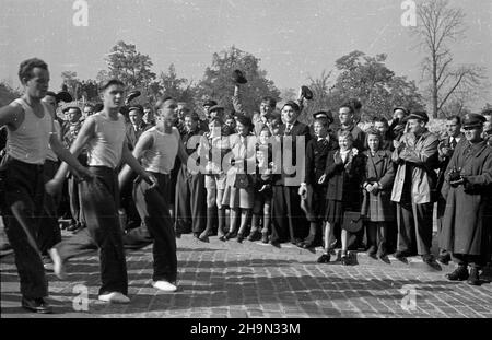 Varsovie, 1948-10-17.W rocznicê bitwy pod Lenino W ca³ym kraju odby³y siê masowe marsze pod has³em M³odzie¿ Polski maszeruje szlakami zwyciêstw bratnich Armii Radzieckiej i Polskiej.Warszawski marsz zgromadzi³ ponad 10 tysiêcy osób i odbywa³ siê na dystansach: 3, 5 i 10 mithów, od Pomnika Polsko-Radzieckiego Braterstwa Broni na ul.Targowej, do Grobu Nieznanego ¯o³nierza przy placu Zwyciêstwa.NZ. Uczestnicy marssu juniorów na 10 milletrów na placu Zwyciêstwa. pw PAPVarsovie, le 17 octobre 1948.L'anniversaire de la bataille de Lenino a été marqué par des marches de masse tenues à travers la Pologne sous Banque D'Images