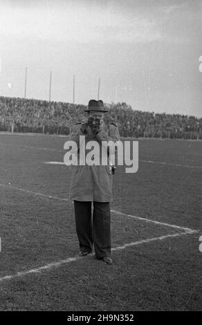 Varsovie, 1948-10-17.Na stadionie Wojskowego Klubu Sportowego Legia przy ul.£azienkowskiej rozegrano mecz towarzyski W pi³ce no¿nej pomiêdzy Polsk¹ i Finlandi¹ 1:0 (0:0).Zwyciêsk¹ bramkê strzeli³ Gerard Cieœlik.NZ. Fotoreporter na boisku W przerwie meczu. pw PAPVarsovie, le 17 octobre 1948.Un match de football amical entre la Pologne et la Finlande 1:0 (0:0) a été joué au stade militaire Legia sur Lazienkowska Street avec Gerard Cieslik qui a tiré le but gagnant.Photo : un photographe de presse sur le terrain pendant la pause. pw PAP Banque D'Images