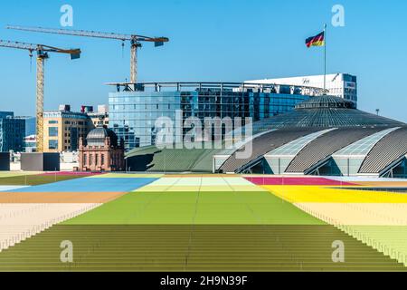 Francfort ; Hesse, ALLEMAGNE : 09 octobre 2021,chantiers de construction de grues et de bâtiments en construction dans le nouveau europaviertel en f Banque D'Images