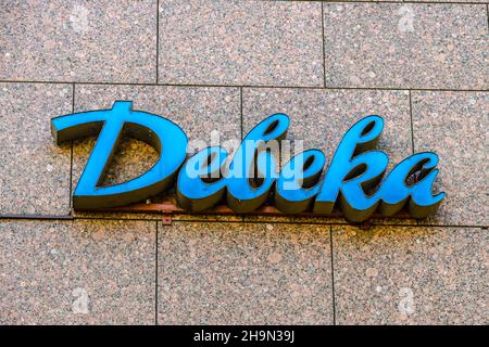 GIESSEN, ALLEMAGNE - 2021 04 09: Un panneau pour un magasin d'assurance maladie DEBEKA dans la ville DE GIESSEN. Banque D'Images