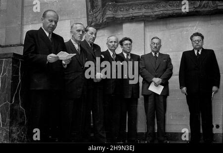 Varsovie, 1948-10-18.OD 18 paŸdziernika DO 7 listopada W Muzeum Narodowym otwarta by³a Wystawa Ksi¹¿ki Radzieckiej, dokumentuj¹ca rozwój ruchu wydawniczego ZSRR.Wystawiono ok.4 tysiêcy ksi¹¿ek w 11 dzia³ach problemowych.NZ. Uroczyste otwarcie wystawy.Przemawia dyrektor Muzeum Narodowego Stanis³aw Lorentz (1L), obok stoj¹: Wiceminister oœwiaty Wilhelm Garncarczyk (2L), rektor Politchniki Warszawskiej profesor Edward Warcha³owski (4L), ministre kultury i sztuki Stefan Dybowski (3P), wicemarsza³ek zbadiki (PZ), Wac³aw zbadiki (DP)Guerre Banque D'Images