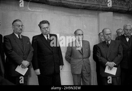 Varsovie, 1948-10-18.OD 18 paŸdziernika DO 7 listopada W Muzeum Narodowym otwarta by³a Wystawa Ksi¹¿ki Radzieckiej, dokumentuj¹ca rozwój ruchu wydawniczego ZSRR.Wystawiono ok.4 tysiêcy ksi¹¿ek w 11 dzia³ach problemowych.OD lewej: wicemarsza³ek Sejmu Wac³aw Barcikowski, ambabasador ZSRR W Polsce Wiktor Lebiediew, cz³onek Biura Politycznego Polskiej Partii Robotniczej Berman, ministre sprawiedliwoœci i przewodnicz¹cy Towarzystwa PrzyjaŸni Polsko-Radziekiej Henryzyrzyrzyk Wac³aw podwartowski, ministre Œwi¹tkowski podzuropzwo podarzoskoskiVarsovie, O. Banque D'Images