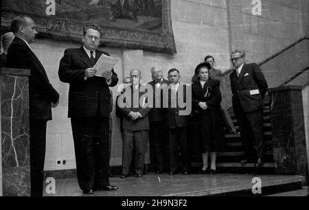 Varsovie, 1948-10-18.OD 18 paŸdziernika DO 7 listopada W Muzeum Narodowym otwarta by³a Wystawa Ksi¹¿ki Radzieckiej, dokumentuj¹ca rozwój ruchu wydawniczego ZSRR.Wystawiono ok.4 tysiêcy ksi¹¿ek w 11 dzia³ach problemowych.NZ. Uroczyste otwarcie wystawy.Przemawia ambasador ZSRR W Polsce Wiktor Lebiediew, obok stoj¹ m.in.: dyrektor Muzeum Narodowego Stanis³aw Lorentz (1L), ministre sprawiedliwoœci i przewodnicz¹cy Towarzystwa PrzyjaŸni Polsko-Radzieckiej Henryk Œwi¹tkowski (5P), ministre poczt i tzyrawowska Wac³aw, ministre oœwiaty Krassegarzoski oœwiaty (4P), M. Krnarzygowiska (4P), ministre Krangosk (4P), M. (5P), M. M. M. Banque D'Images