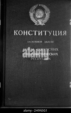 Varsovie, 1948-10-18.OD 18 paŸdziernika DO 7 listopada W Muzeum Narodowym odbywa³a siê Wystawa Ksi¹¿ki Radzieckiej, dokumentuj¹ca rozwój ruchu wydawniczego ZSRR.Na wystawie pokazano ok.4 tysiêcy ksi¹¿ek w 11 dzia³ach problemowych.NZ. Jeden z eksponatów, ozdobny egzemplarz Konstytucji ZSRR z 1946 r. pw PAPVarsovie, le 18 octobre 1948.L'exposition soviétique du livre a eu lieu au Musée national du 18 octobre au 7 novembre.L'exposition a présenté le développement du mouvement de l'édition de l'Union soviétique.Quelque 4,000 livres étaient exposés en 11 sections.Photo : la Constitution de l'Union soviétique de 1 Banque D'Images