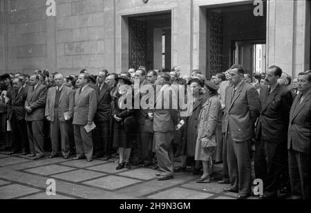 Varsovie, 1948-10-18.OD 18 paŸdziernika DO 7 listopada W Muzeum Narodowym otwarta by³a Wystawa Ksi¹¿ki Radzieckiej, dokumentuj¹ca rozwój ruchu wydawniczego ZSRR.Wystawiono ok.4 tysiêcy ksi¹¿ek w 11 dzia³ach problemowych.goœcie podczas uroczystego otwarcia wystawy, m.in. ambasador Ludowej Republiki Rumunii Ion Raiciu (na pierwszystwym planie, 6L). pw PAPVarsovie, le 18 octobre 1948.L'exposition soviétique du livre a eu lieu au Musée national du 18 octobre au 7 novembre.L'exposition a présenté le développement du mouvement de l'édition de l'Union soviétique.Quelque 4,000 livres étaient exposés dans Banque D'Images