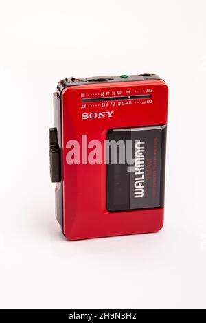 HUETTENBERG, ALLEMAGNE - 2021-04-07 : magnifique WALKMAN® Sony rouge vintage WM-24 sur fond lumineux. Banque D'Images