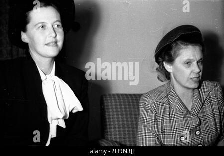 Varsovie, 1948-10-19.Na zaprossenie ministra oœwiaty do Polski przyby³ czechos³owacji ministre szkolnictwa, nauki i sztuk piêknych Zdenek Nejhly.W Belwederze zosta³ przyjêty przez prezydenta RP Boles³awa Bieruta i udekorowany Wielk¹ Wstêg¹ Orderu Odrodzenia Polski.NZ. m.in. Wiceminister oœwiaty Eugenia Krassowska (P). pw PAPVarsovie, le 19 octobre 1948.Le ministre tchécoslovaque de l'éducation, des sciences et des beaux-arts, Zdenek Nejly, est arrivé en Pologne à l'occasion d'une invitiation du ministre de l'éducation.Nejly a été reçu par le Président polonais Boleslaw Bierut dans le Palais du Belvédère et décoré avec Banque D'Images