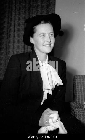 Varsovie, 1948-10-19.Na zaprossenie ministra oœwiaty do Polski przyby³ czechos³owacji ministre szkolnictwa, nauki i sztuk piêknych Zdenek Nejhly.W Belwederze zosta³ przyjêty przez prezydenta RP Boles³awa Bieruta i udekorowany Wielk¹ Wstêg¹ Orderu Odrodzenia Polski.NZ. Uczestniczka spotkania. pw PAPVarsovie, le 19 octobre 1948.Le ministre tchécoslovaque de l'éducation, des sciences et des beaux-arts, Zdenek Nejly, est arrivé en Pologne à l'occasion d'une invitiation du ministre de l'éducation.Nejahly a été reçu par le Président de Pologne Boleslaw Bierut dans le Palais du Belvédère et décoré avec le Grand Sash de Polonia R. Banque D'Images