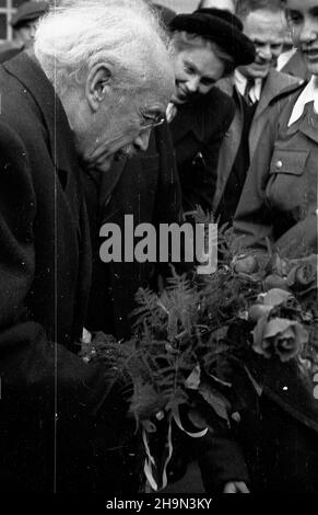 Varsovie, 1948-10-19.Na zaprossenie ministra oœwiaty do Polski przyby³ czechos³owacji ministre szkolnictwa, nauki i sztuk piêknych Zdenek Nejhly.Zosta³ sur powitany na Dworcu G³ównym przez przedstawicieli polskich w³adz pañstwowych.NZ. ministre Nejly otrzymuje kwiaty od dzieci, W tle m.in. Wiceminister oœwiaty Eugenia Krassowska. pw PAPVarsovie, le 19 octobre 1948.Le ministre tchécoslovaque de l'éducation, des sciences et des beaux-arts, Zdenek Nejly, est venu en Pologne à l'occasion d'une invitiation du ministre de l'éducation.Nejly a été accueilli à la gare de Glowny par les hauts fonctionnaires de l'État polonais.Pictur Banque D'Images