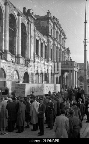 Varsovie, 1948-10-20.Zniszczona W styczniu 1945 r.Kolumna Zygmunta III Wazy zosta³a odbudowana z inicjatywy pracowników Pañstwowych Kamienio³omów.Trzon kolumny wykuto z 30-tonowego bloku granitowego o d³ugoœci 10 metrów, wydogytego W kamienio³omie ¯bik W Strzegomiu i przewiezioneego kolej¹ do Warszawy.Dalej transport odbywa³ siê na specjalnej lawecie, której obs³ugê stanowili robotnicy firmy C. Hartwig: Zaj¹c, Glinka, Janke, Czy¿ewski, Dembowski,Wnuk i Kisiel.Blok wieziono na teren obok koœcio³a œw.Anny, prisée Muzeum Przemys³u (Centralna Biblioteka Rolnicza), gdzie bêdzie poddany obróbce Banque D'Images