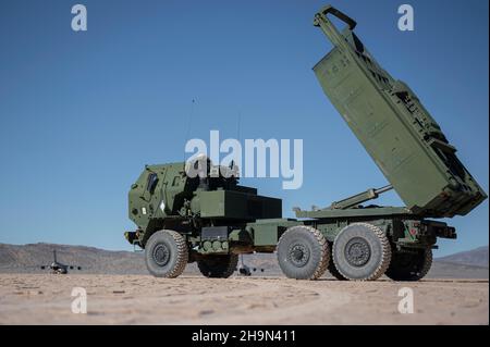 Un M142 High Mobility Artillery Rocket System (HImars) affecté au 3e Bataillon, 321st Field Artillery Regiment, fort Bragg, Caroline du Nord, simule le lancement de l'artillerie pendant l'intégration de l'École d'armes de la Force aérienne américaine, tenue à la base aérienne de Nellis, Nevada, le 4 décembre 2021.Le 6e Escadron de transport aérien s’est mis en scène à la base aérienne de Nellis pour charger des HImars dans le cadre de l’exercice d’entrée forcée conjointe 21B.(É.-U.Photo de la Force aérienne par Airman 1er classe Zachary Rufus) Banque D'Images