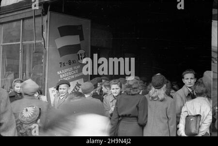 Varsovie, 1948-10-25.Kino Polonia przy ul.Marsza³kowskiej 56.OD 7 paŸdziernika DO 8 listopada odbywa³ siê tutaj Przegl¹d Filmów Radzieckich.W dniach 25-26 paŸdziernika, grano m.in. Komediê pt.Podrzutek.NZ. Kolejka po bilety na ten film. pw PAPVarsovie, le 25 octobre 1948.Une revue des films soviétiques a eu lieu au cinéma Polonia, au 56, rue Marszalkowska.Du 25 au 26 octobre, la comédie « Foundling » était en jeu.Photo : file d'attente de billets. pap pw Banque D'Images